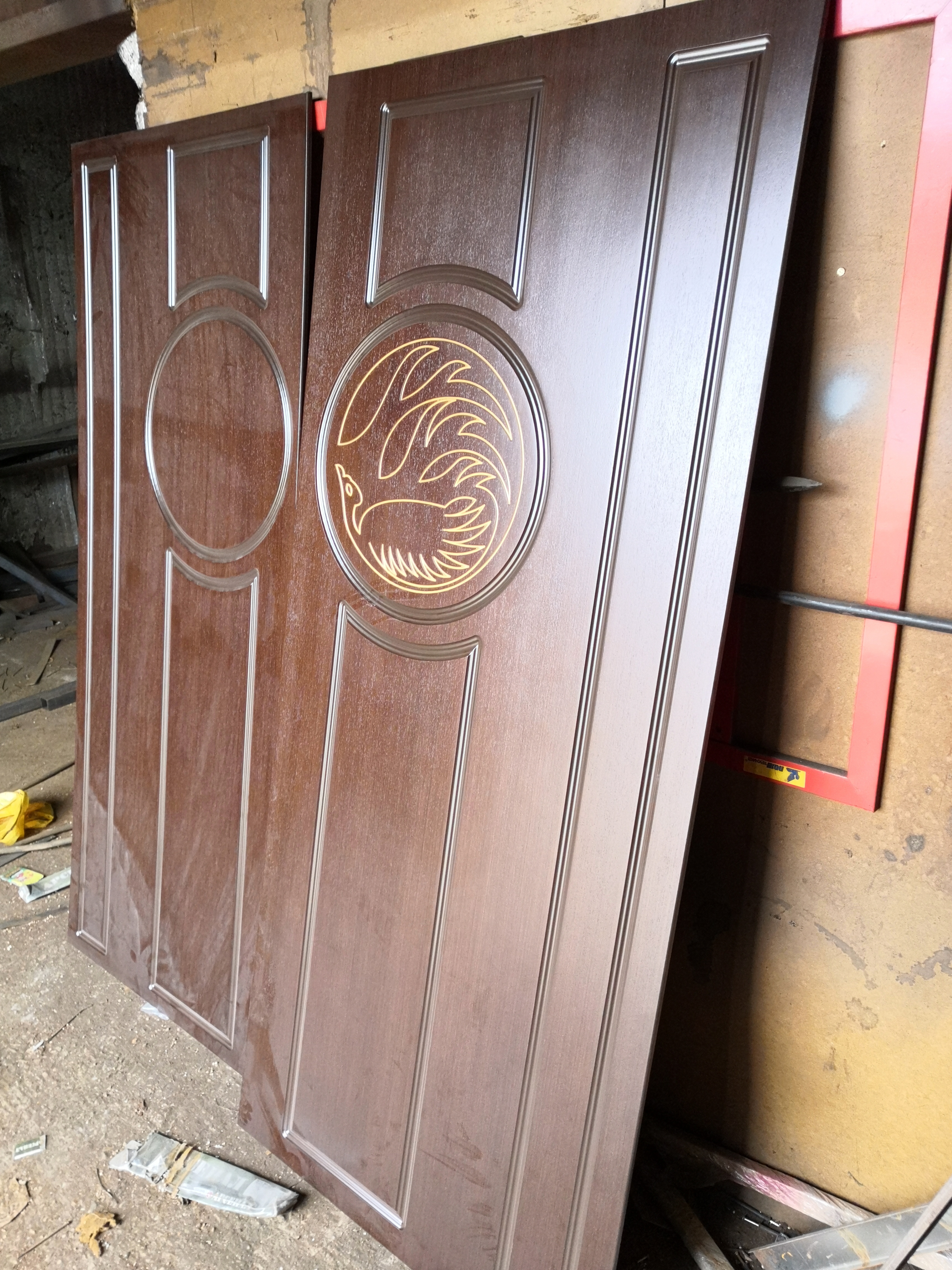 Дверь с фрезеровкой логотипа
