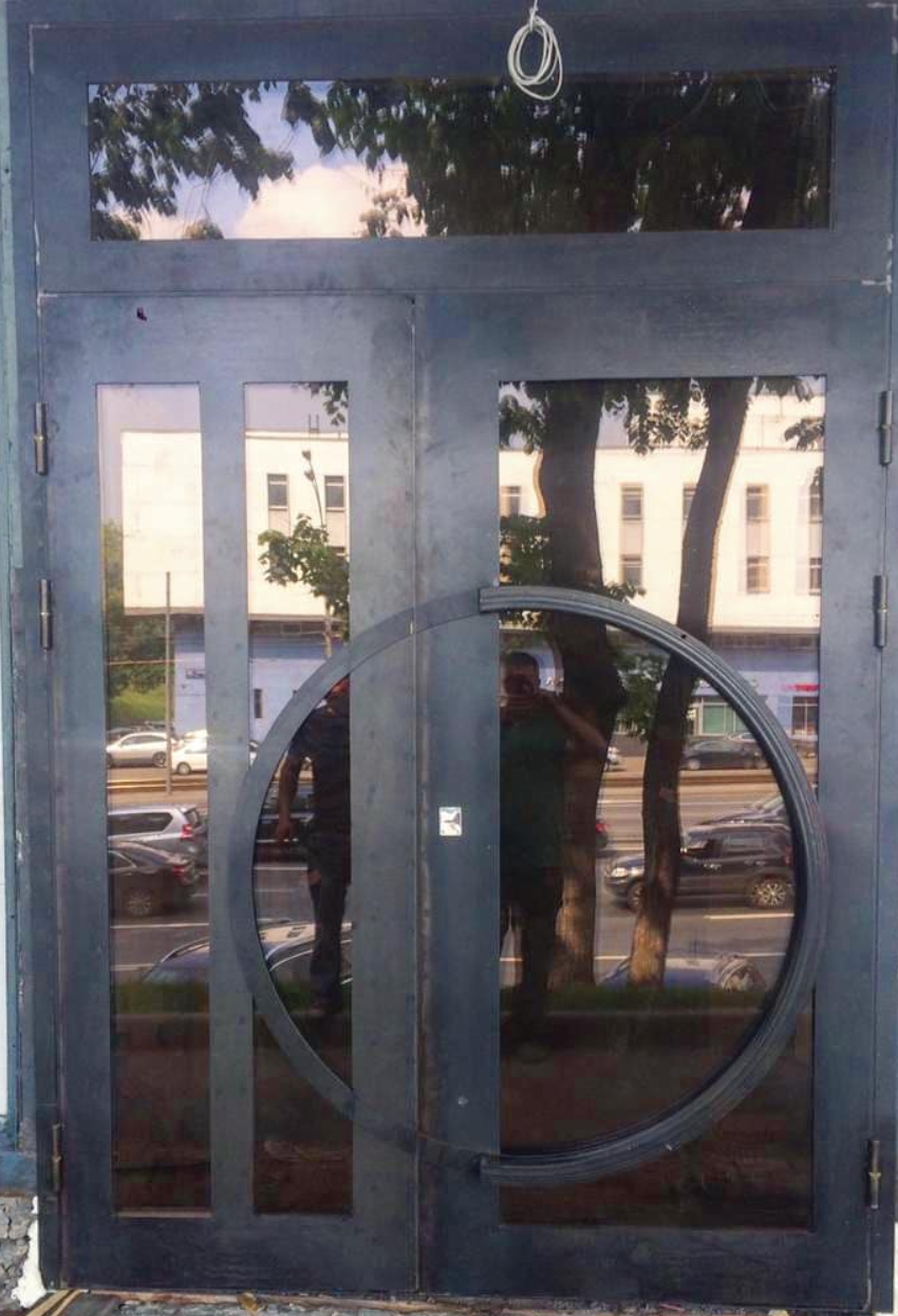 Дверь парадная в стиле лофт со стеклом