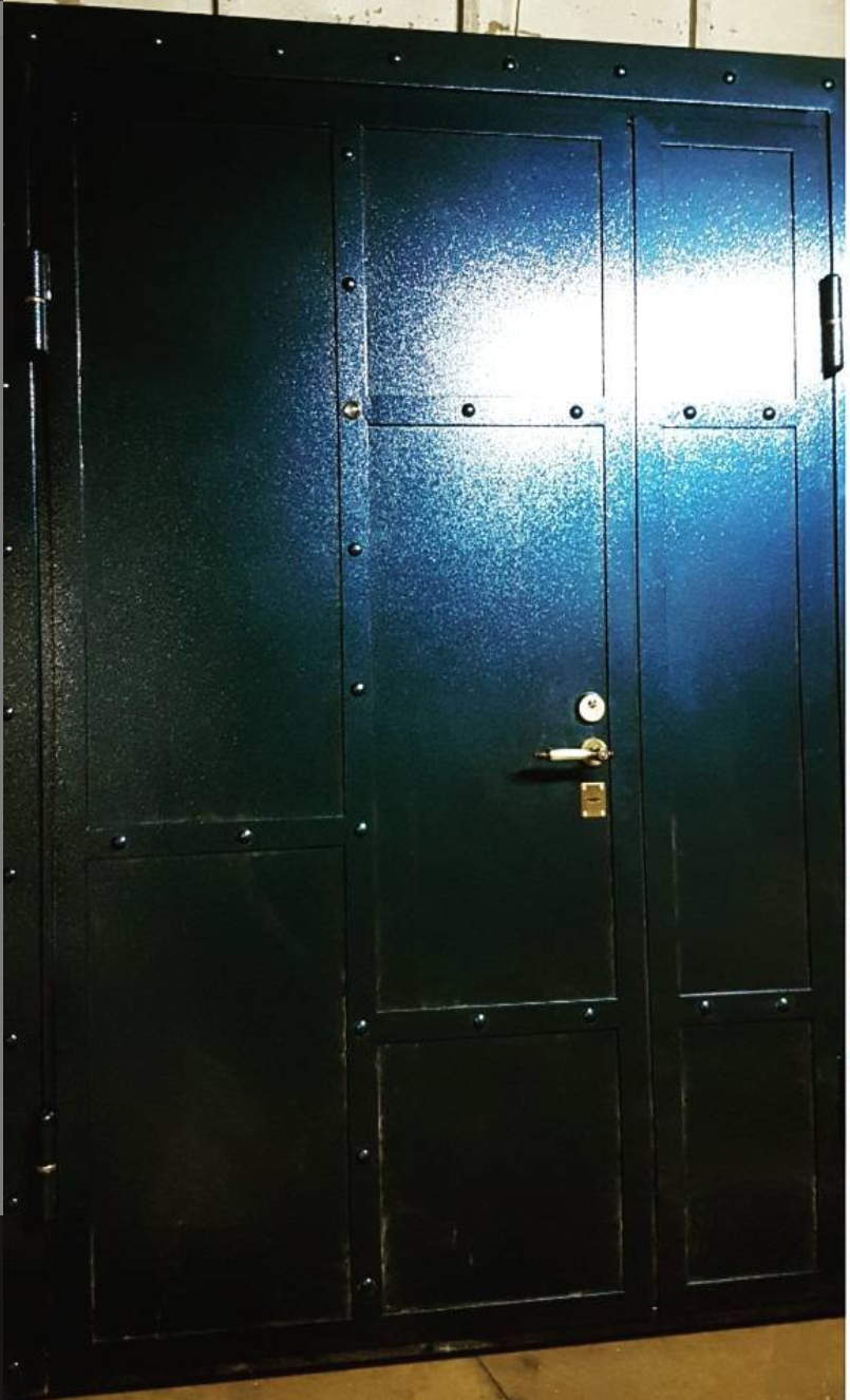 Входная дверь в стиле лофт синяя